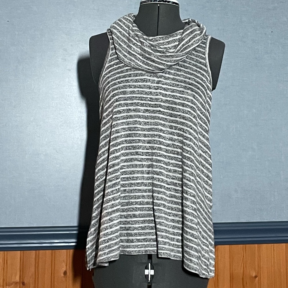 🔥3 for $15 Sale- NWT- Hippie Rose cowl neck tank